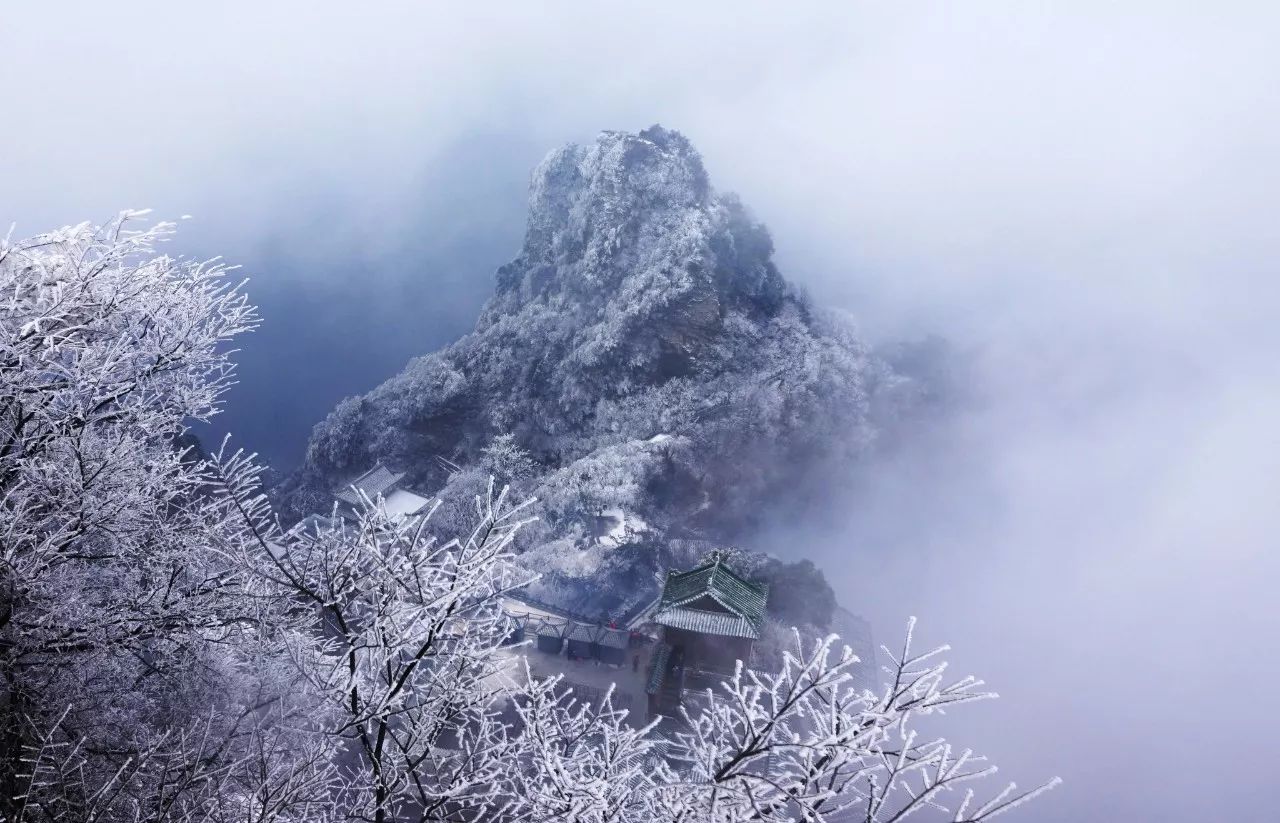 不見得就是神仙乾乾淨淨一場雪落還不如一場雪來的真實只不過武當山的