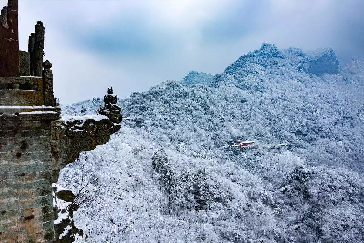 不見得就是神仙乾乾淨淨一場雪落還不如一場雪來的真實只不過武當山的