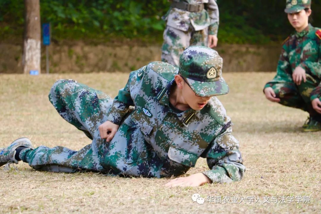 在战术训练中,教官耐心地示范每一个动作:卧倒,侧姿匍匐前进和低姿
