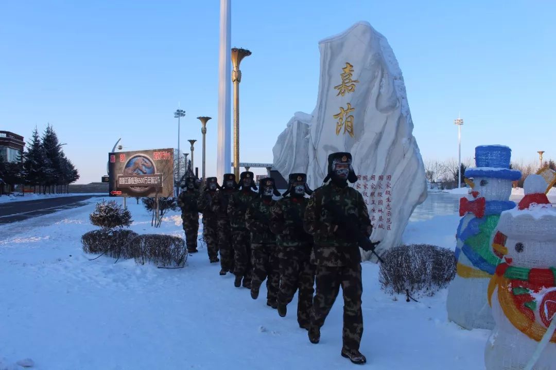 高原边境巡逻图片