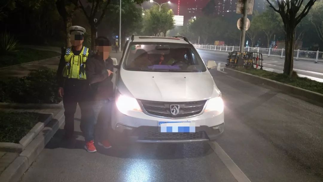 南寧一男子無證酒駕遇交警查車,竟然…….網友:智商感人!