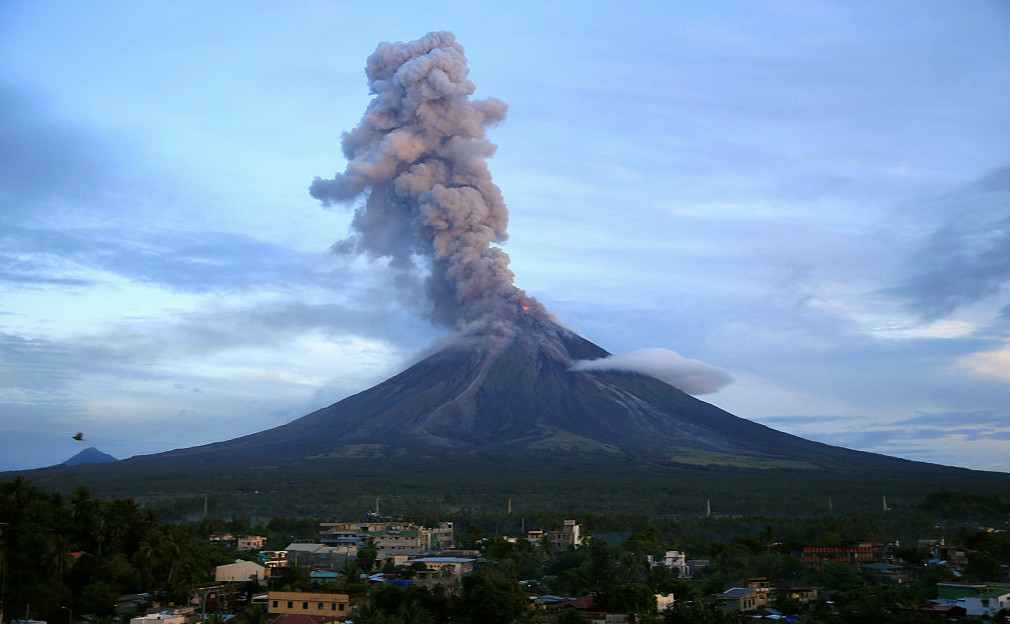 实拍菲律宾火山喷发 火山灰直冲云霄如同世界末日