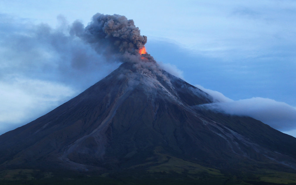 实拍菲律宾火山喷发 火山灰直冲云霄如同世界末日