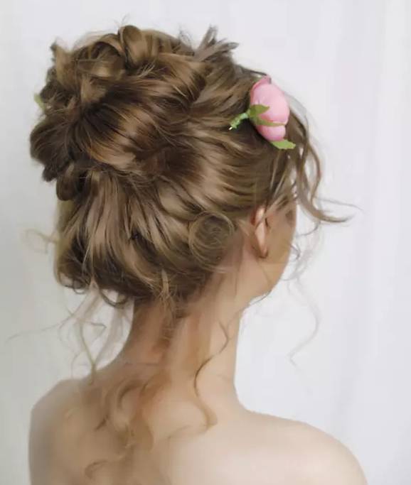 时尚 正文 虽然丸子头是女生的日常发型,但却有一大波新娘在婚礼当天