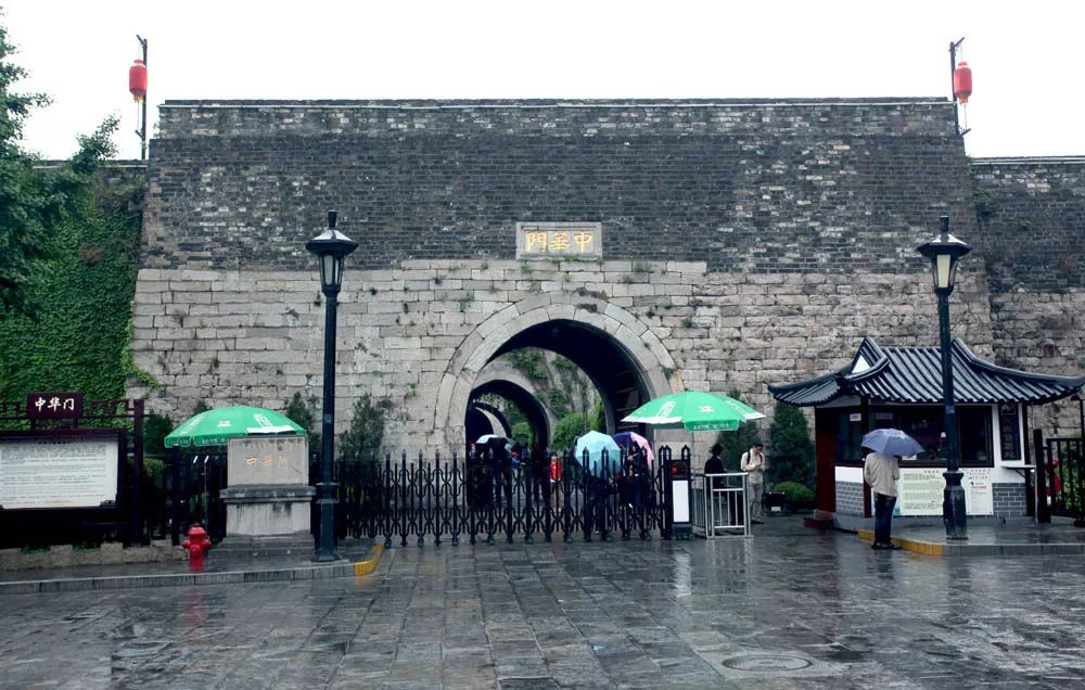 城门设置有三道瓮城,四道券门,呈目字形结构,每道瓮城都有一门一闸