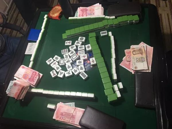 鄂尔多斯某酒店内有人以打麻将的方式进行赌博被警方一锅端