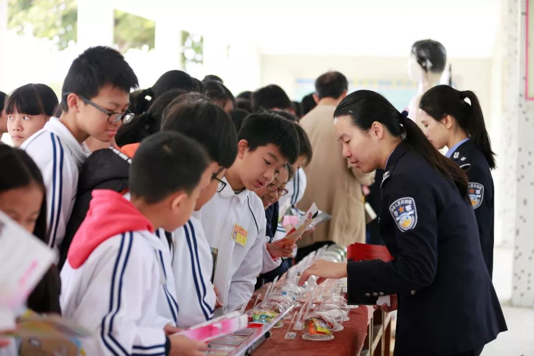 汕头谢易初中学校服图片