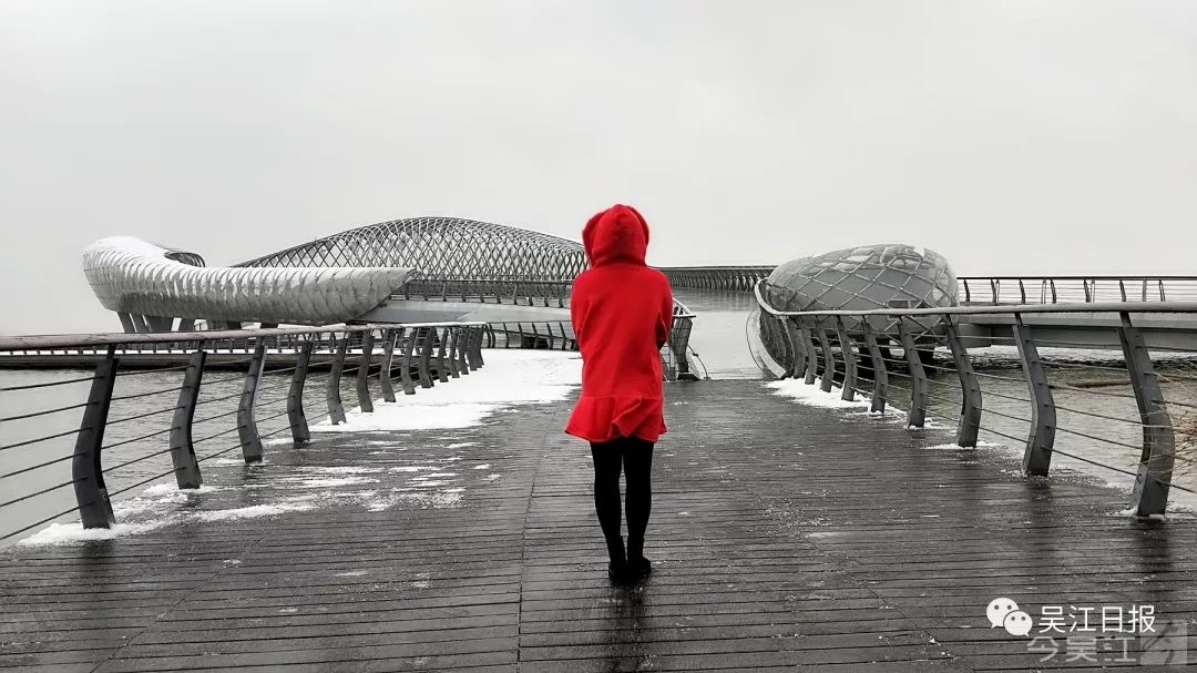 吴江红衣女子一个人在雪中的这组照片美哭你!(最后亮了~)