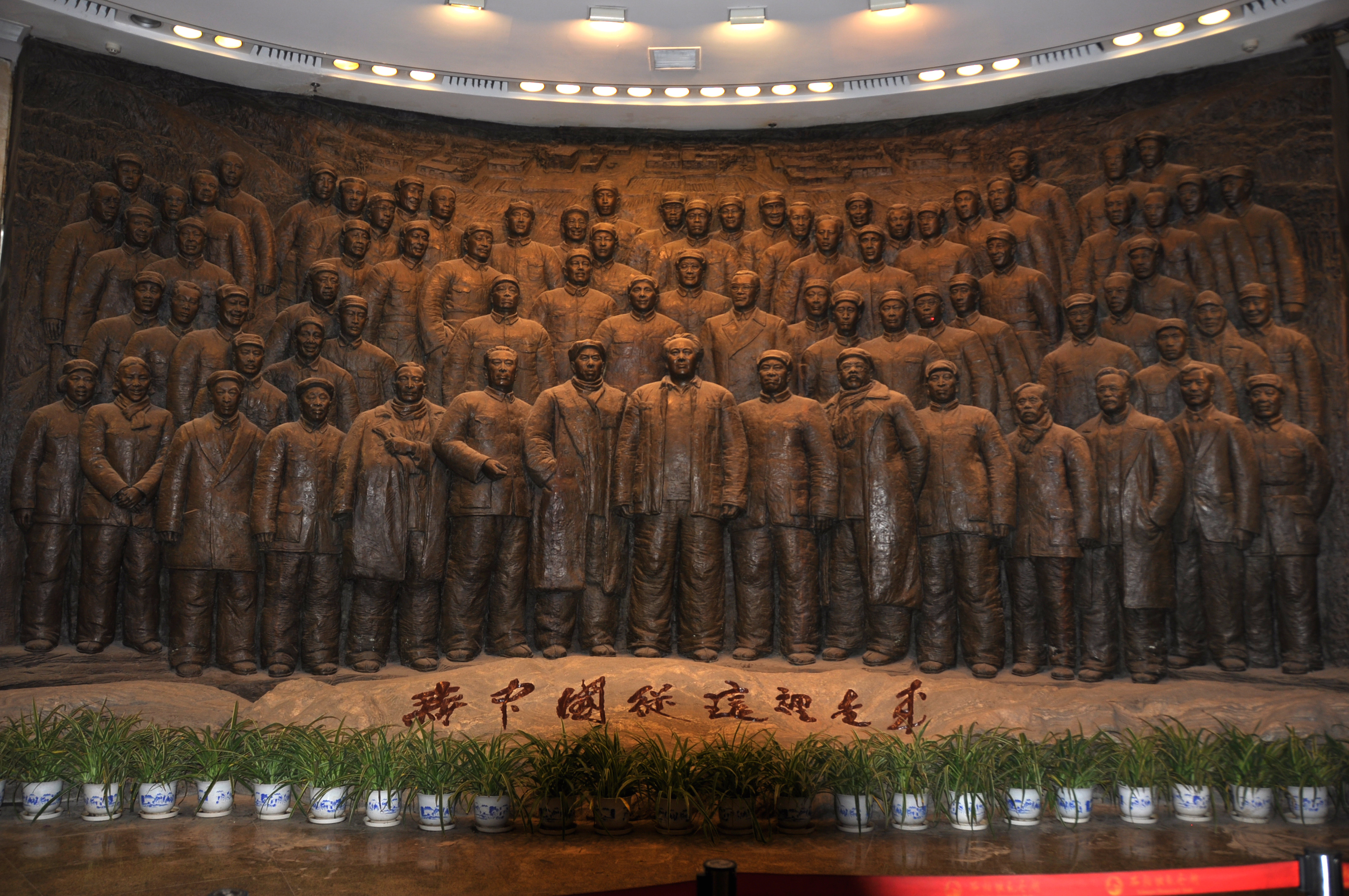 西柏坡纪念馆的大厅内正面墙上有一组巨大的人物浮雕,雕塑生动再现了