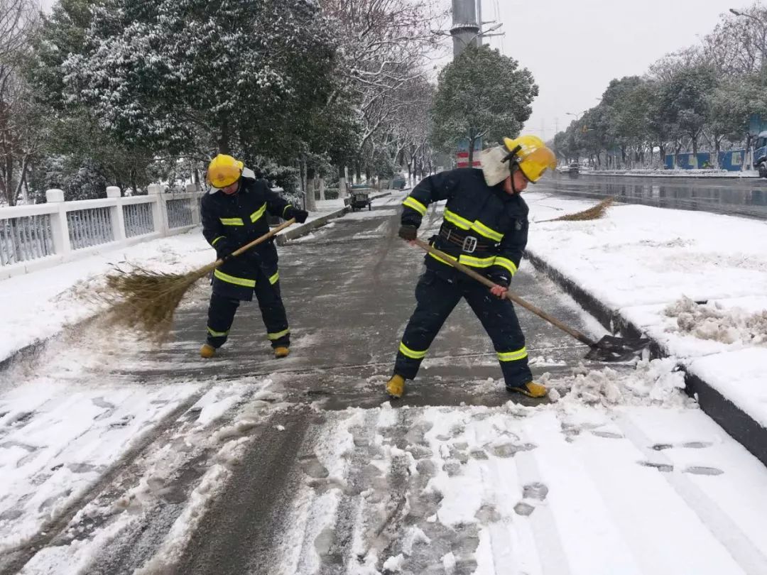 最美不是下雪天而是风雪中逆行的他们