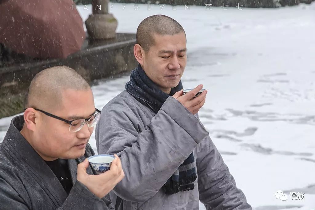 烹茶观雪图片