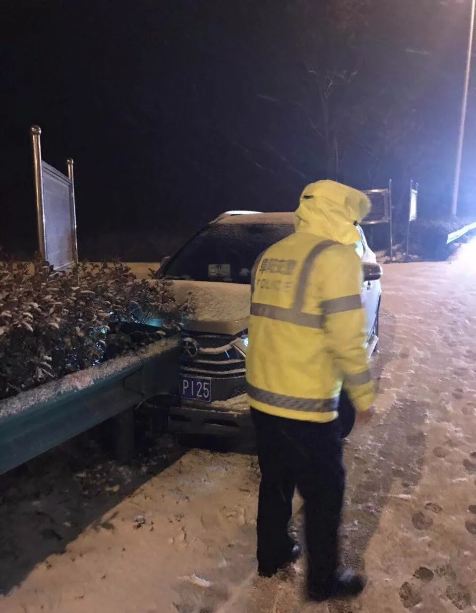 昨晚起,阜阳已发生了多起交通事故且道路路面结冰强度大,影响范围广