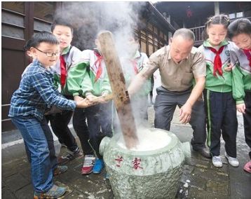 上清豆腐历史悠久,为江西鹰潭上清古镇的传统特色名肴之一