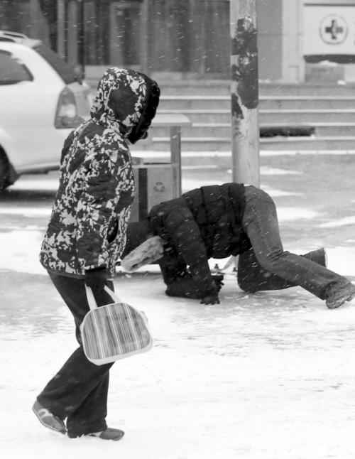 下雪天摔跤图片