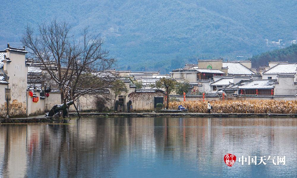 1月26日,安徽黟縣宏村降下了小雪,盡顯雪後皖南徽派建築的特色.