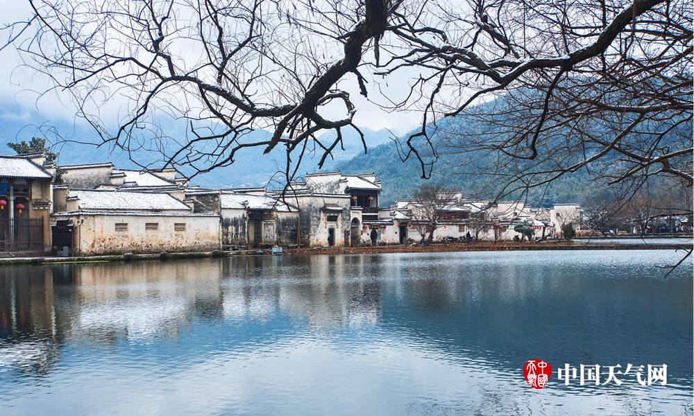 1月26日,安徽黟縣宏村降下了小雪,盡顯雪後皖南徽派建築的特色.