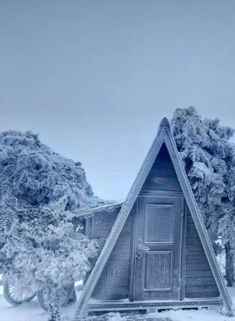 临海羊岩山雪景图片