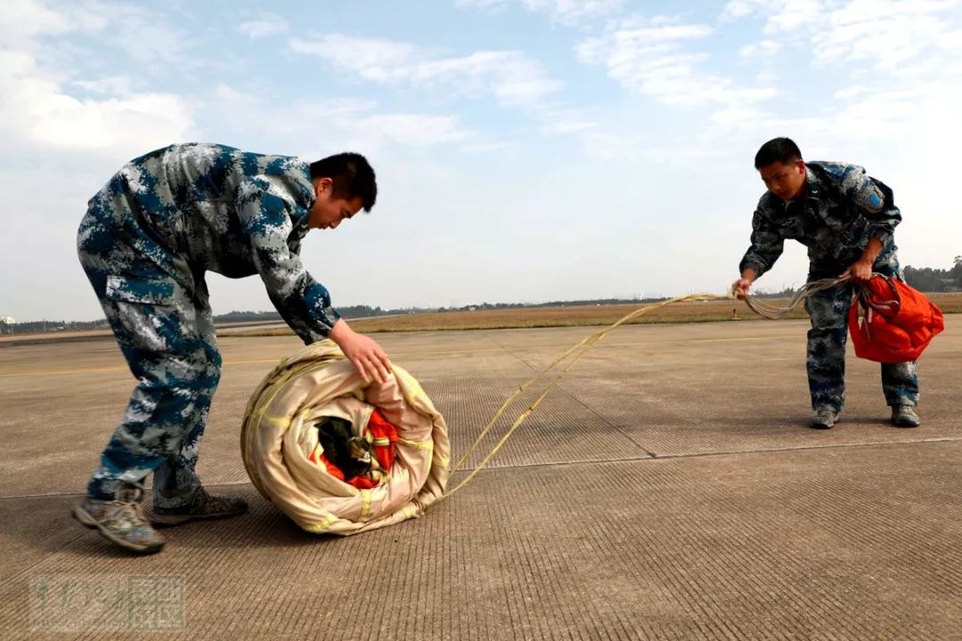 戰機連續升空南部戰區空軍某旅跨晝夜融合飛行