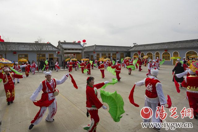 18日,榆林市榆陽區趙家峁村沸騰了,村民們敲鑼打鼓,扭起了陝北大秧歌