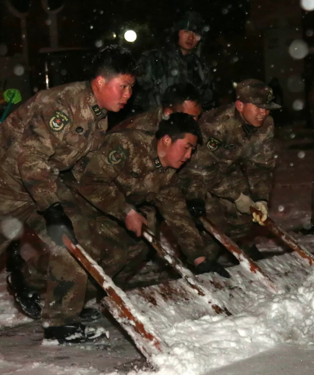 大雪过后刷屏的不仅是雪景,这一抹迷彩色让人心安