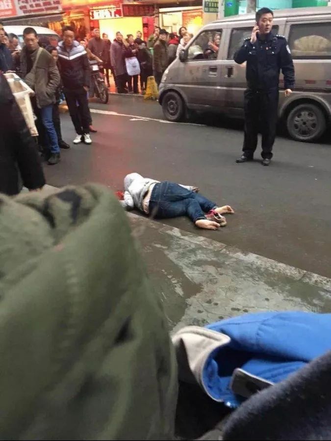 突发宜宾童子街一年轻女子坠楼当场死亡