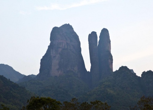 沂蒙山伟人峰图片