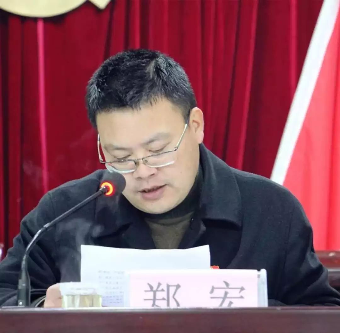 聽取鎮黨委,紀委領導班子成員述職述廉報告,並進行民主評議;聽取縣