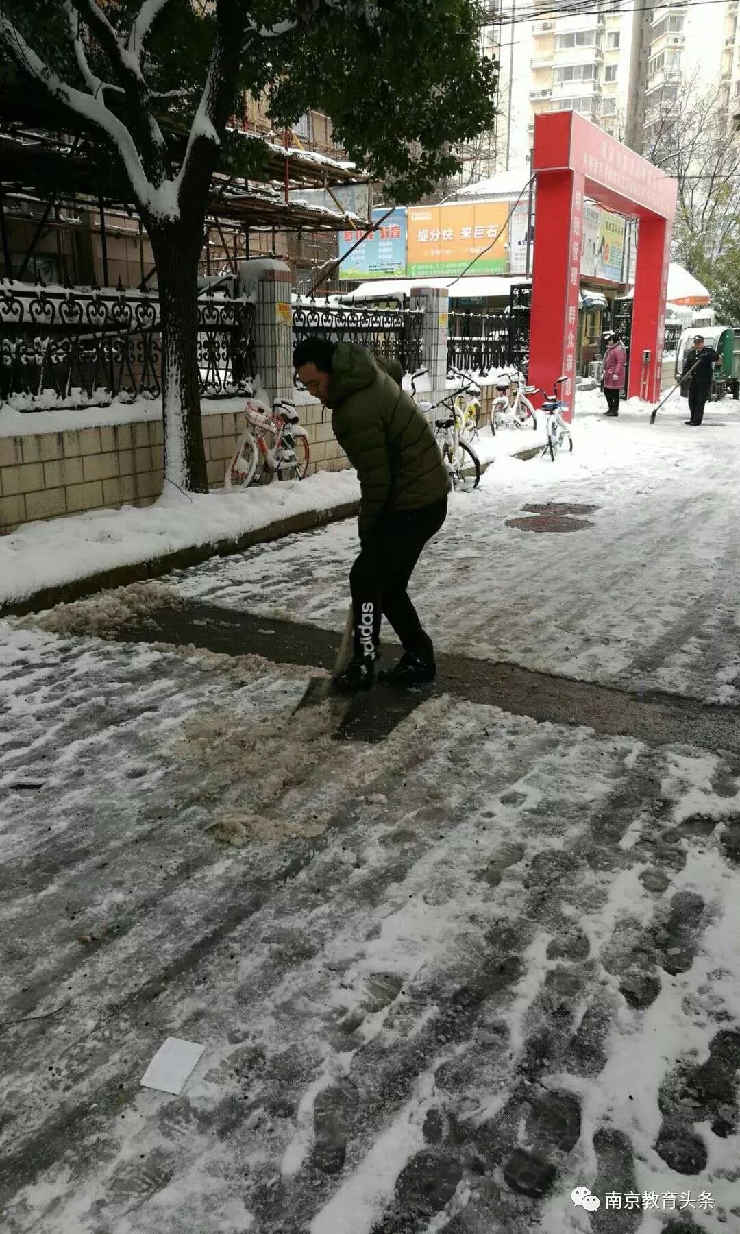 雪地裡的小小志願者南京很暖一起掃雪最新大雪又要來了