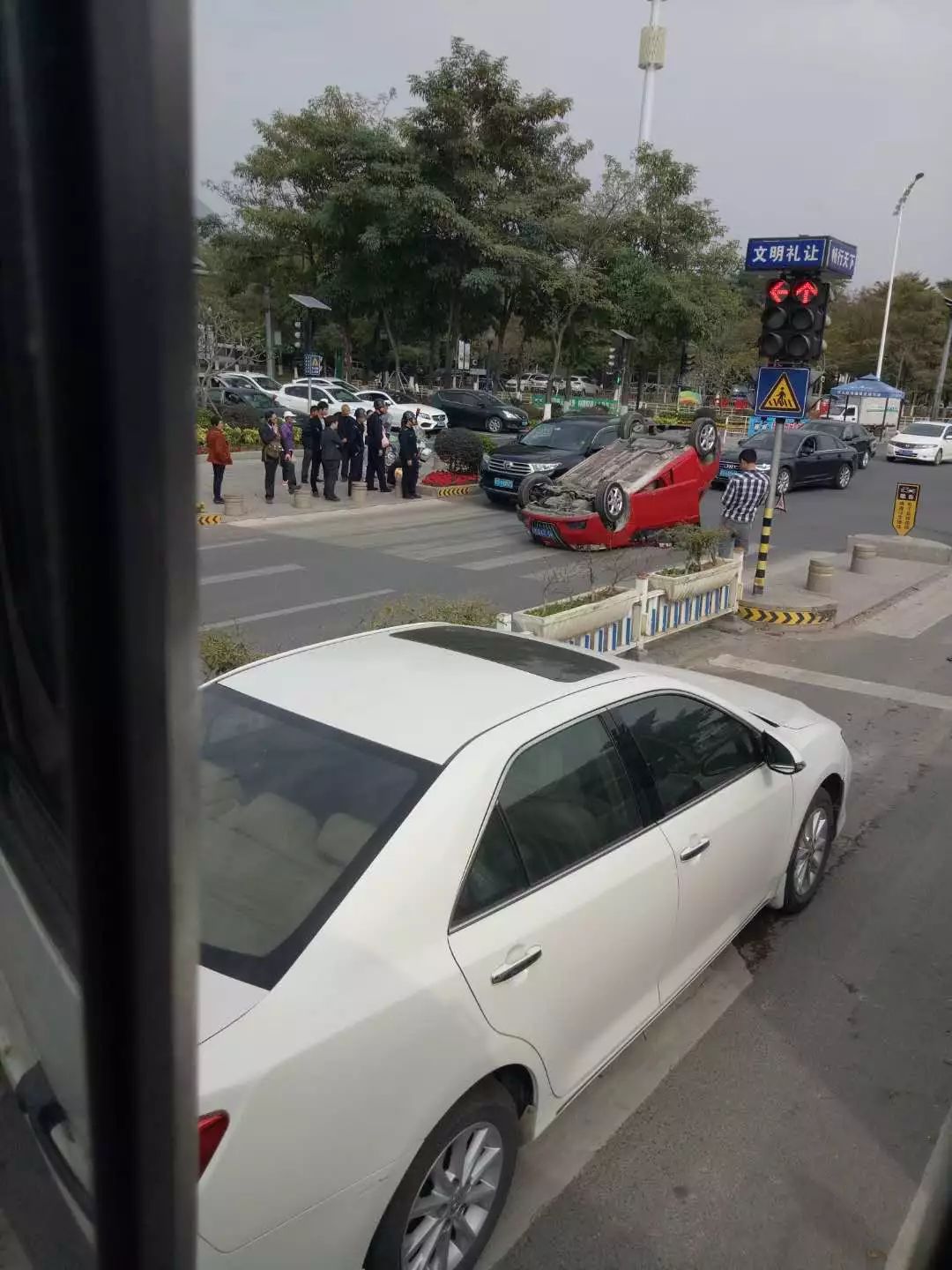 今天下午14點左右,在長安體育公園十字路口處發生一起交通事故.