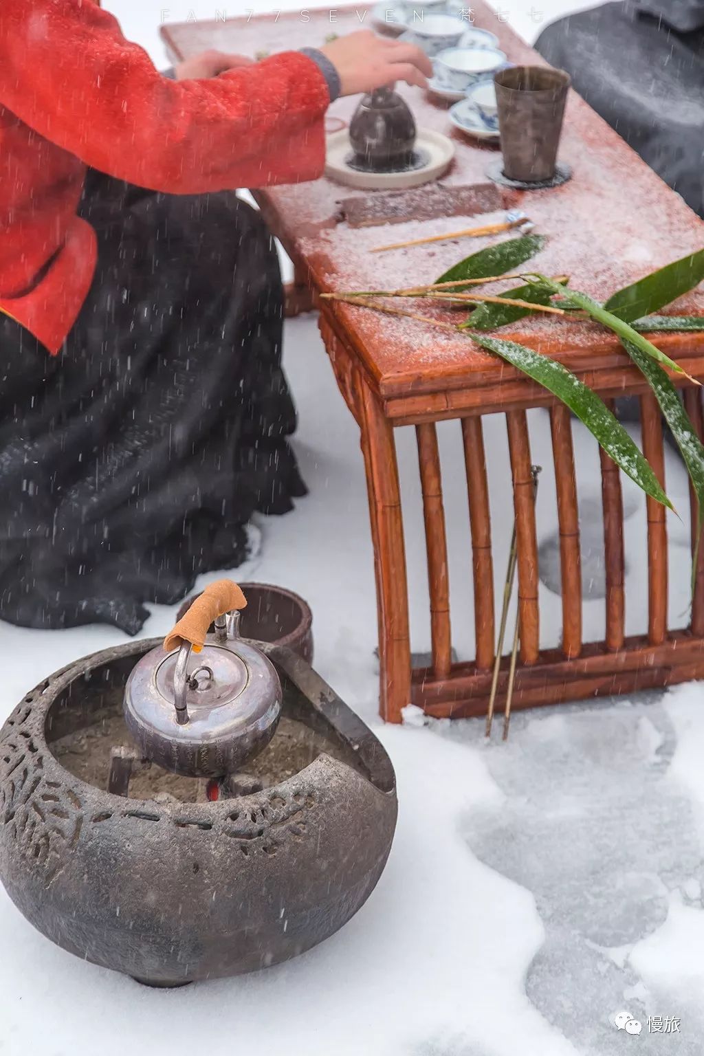 为了感受古人煮雪烹茶的体验,我们在佛学院开了个露天禅茶会