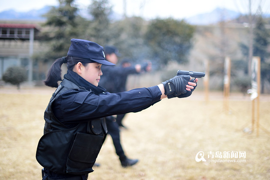 青铁特警支队的女特警也悉数上阵,手持各种警用枪支,在严寒中进行打靶
