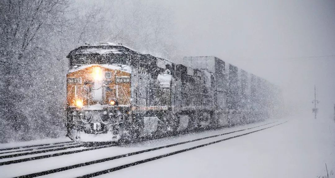 新疆高原下的大雪,看雪中的火车是怎么行驶!画面太美!