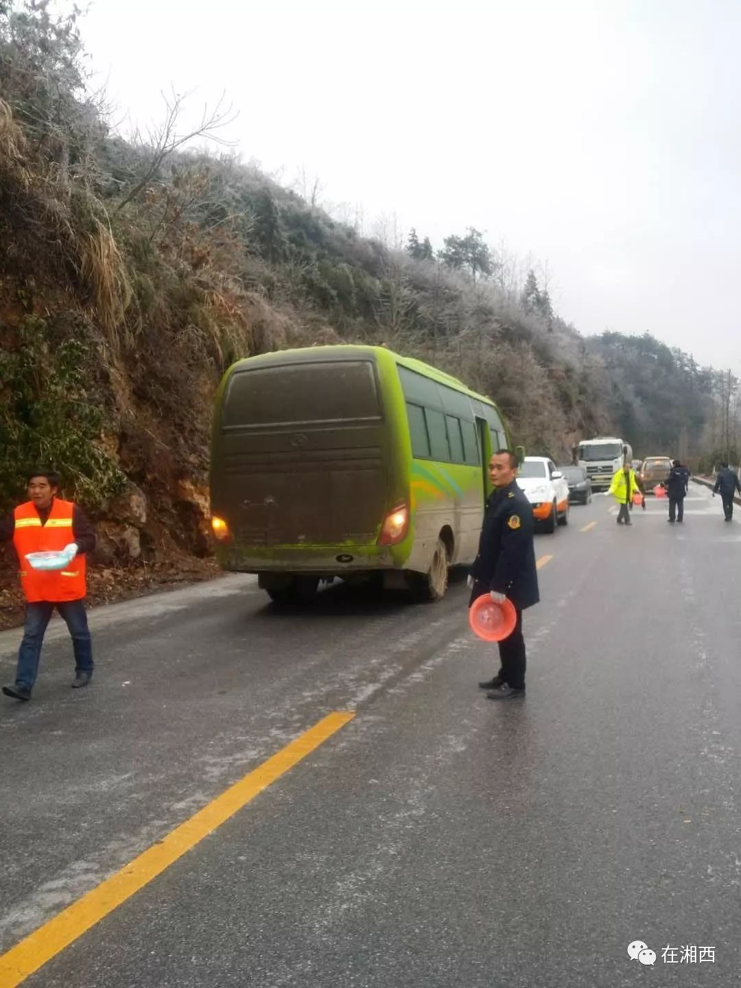 永顺境内的石堤镇至张家界方向红桥路段路面结冰,已有车辆出现事故.