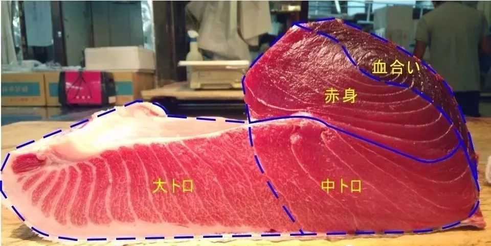 中的分为赤身,中腹,大腹金枪鱼肉根据部位不同▲拼盘上厚切的金枪鱼