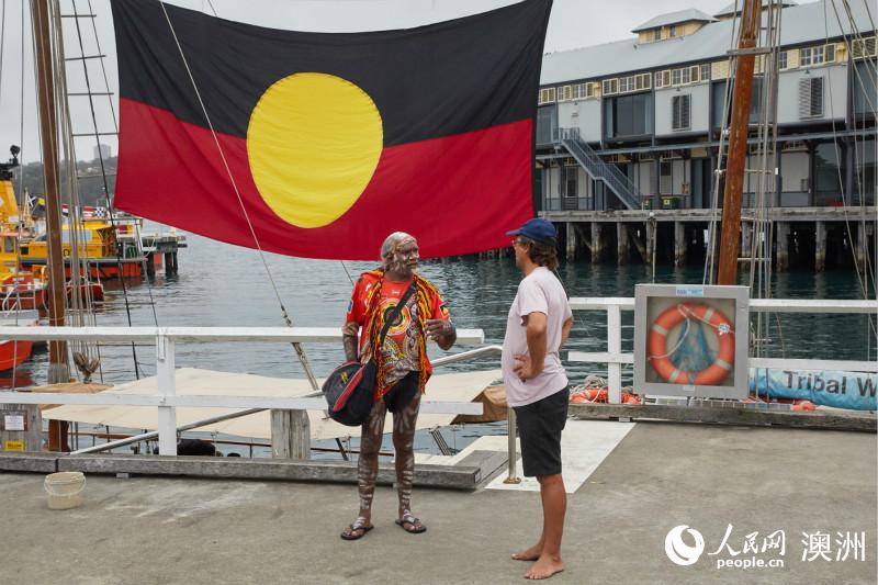 港口悬挂着原住民旗帜(摄影 张先启)原住民wugulora早晨仪式(摄影 王