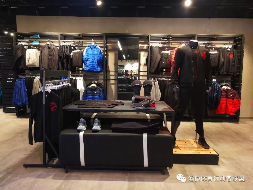 滔搏运动新店开业德汇万达adidassp面积最大货品最全折扣最低