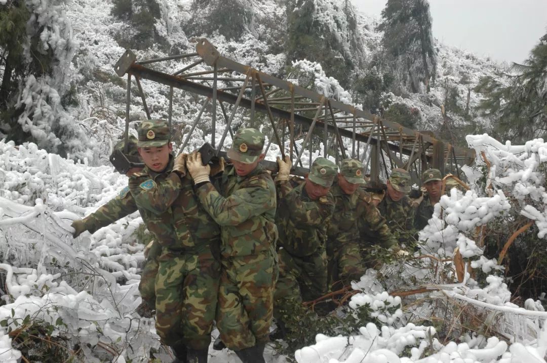 指战员争分夺秒抢修电线电塔,以求尽快恢复受冰雪灾害破坏的输电线路