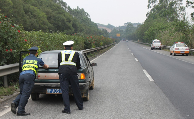 汽车在高速公路上抛锚应该怎么办 操作流程是什么 易车