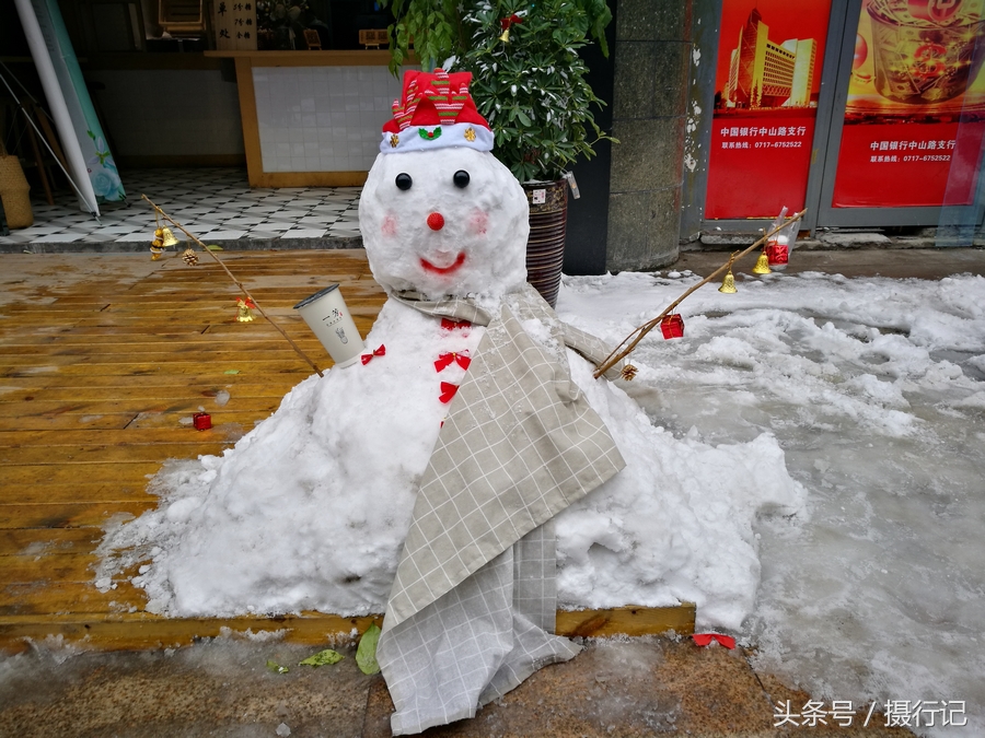 下雪了湖北宜昌城區街頭千奇百怪的雪人兒您看哪個堆的最好