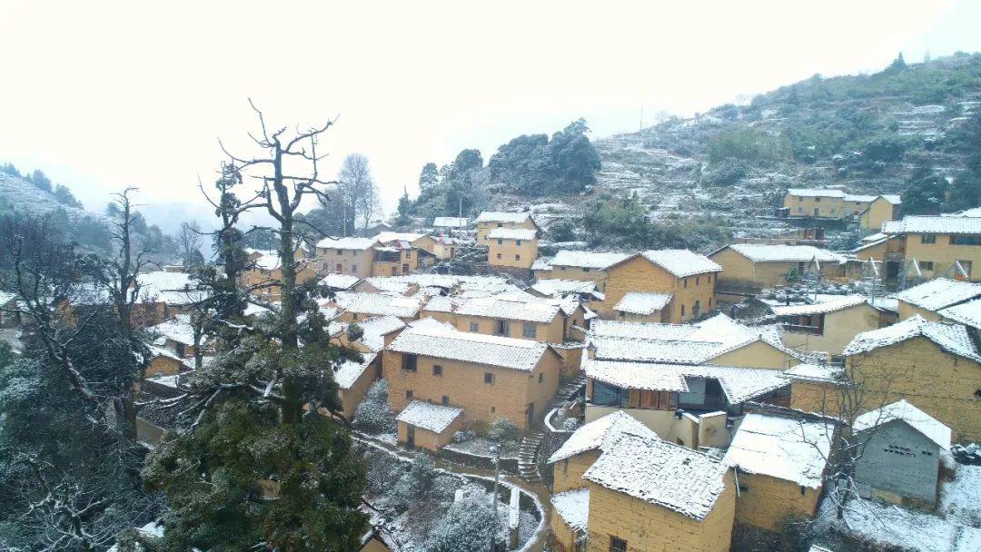 從陰雨綿綿的城區穿越到了白雪皚皚的世界在通過寨頭嶺隧道的剎那,便