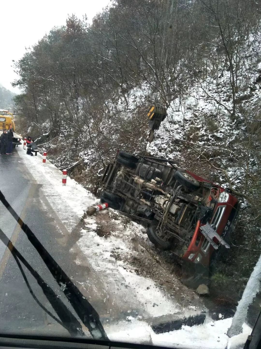 今早事故連篇!210省道馬嶺路段大堵車!有大貨車頭尾分離了