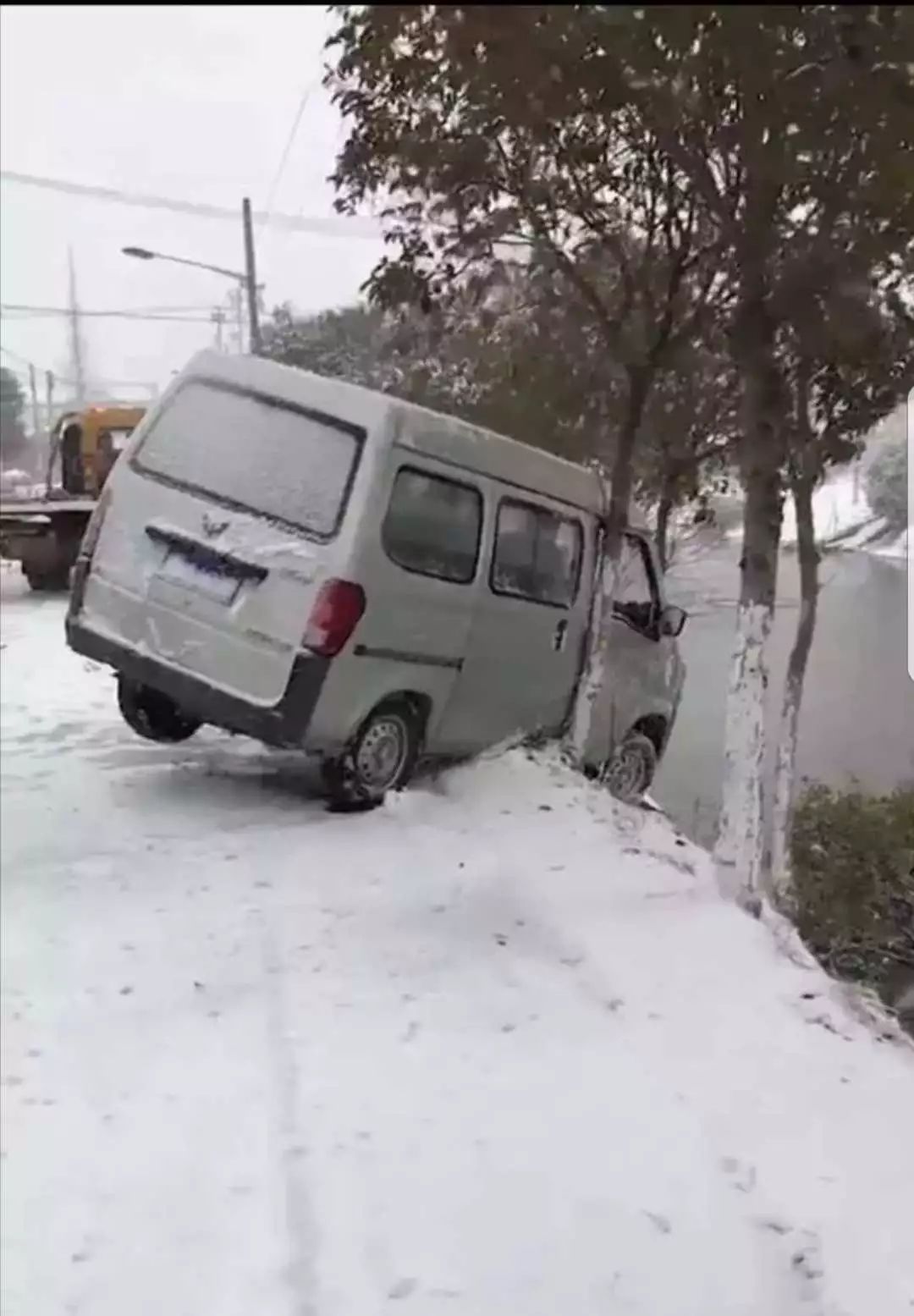 雪天路滑 车在路上开 如同"碰碰车 刮擦,追尾,侧翻 25日下午2点