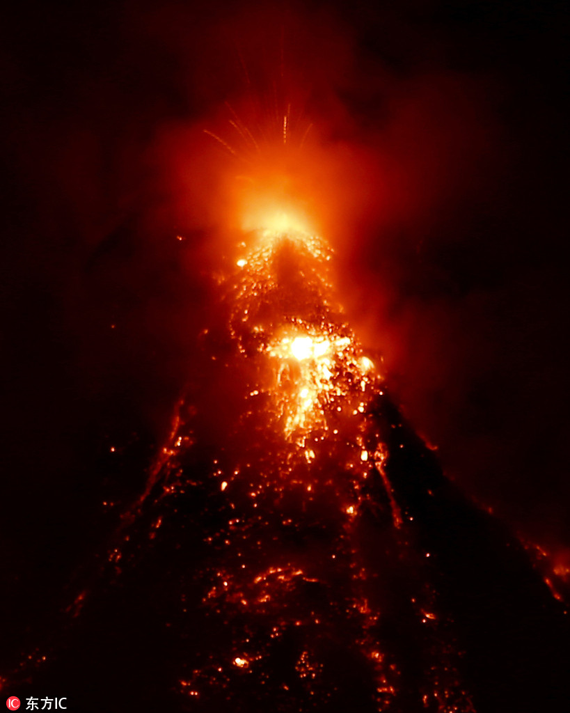 菲律賓馬榮火山持續噴發 岩漿翻湧現場成