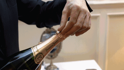 餐桌礼仪16新年庆祝派对,打开一瓶香槟只需6步骤!