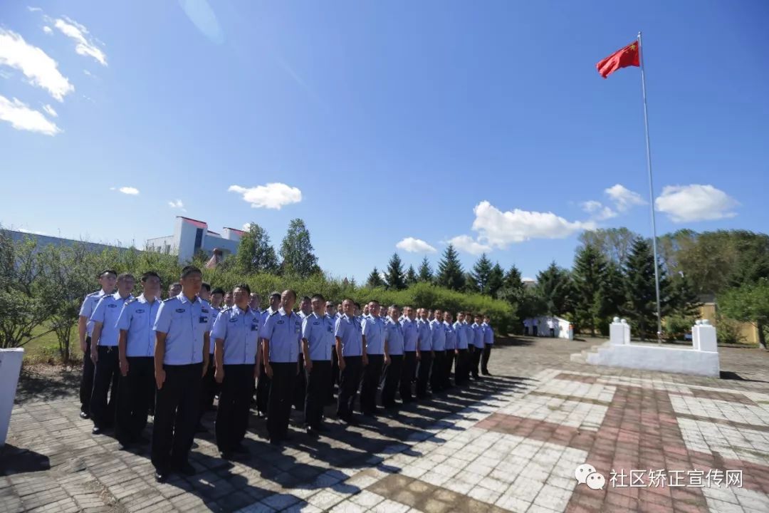 社区矫正官服装照图图片