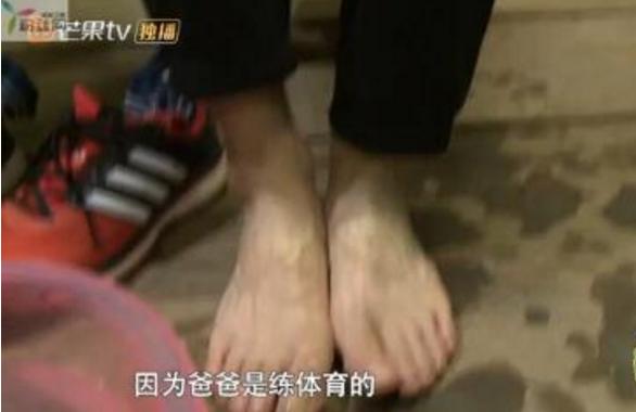 白敬亭的脚脚趾图片