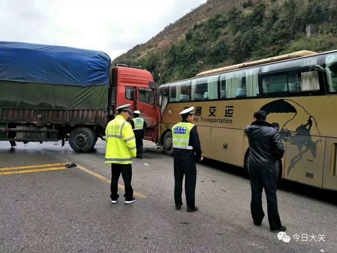 昭通开往盐津的班车在大关路段撞上大货车现场太惊险