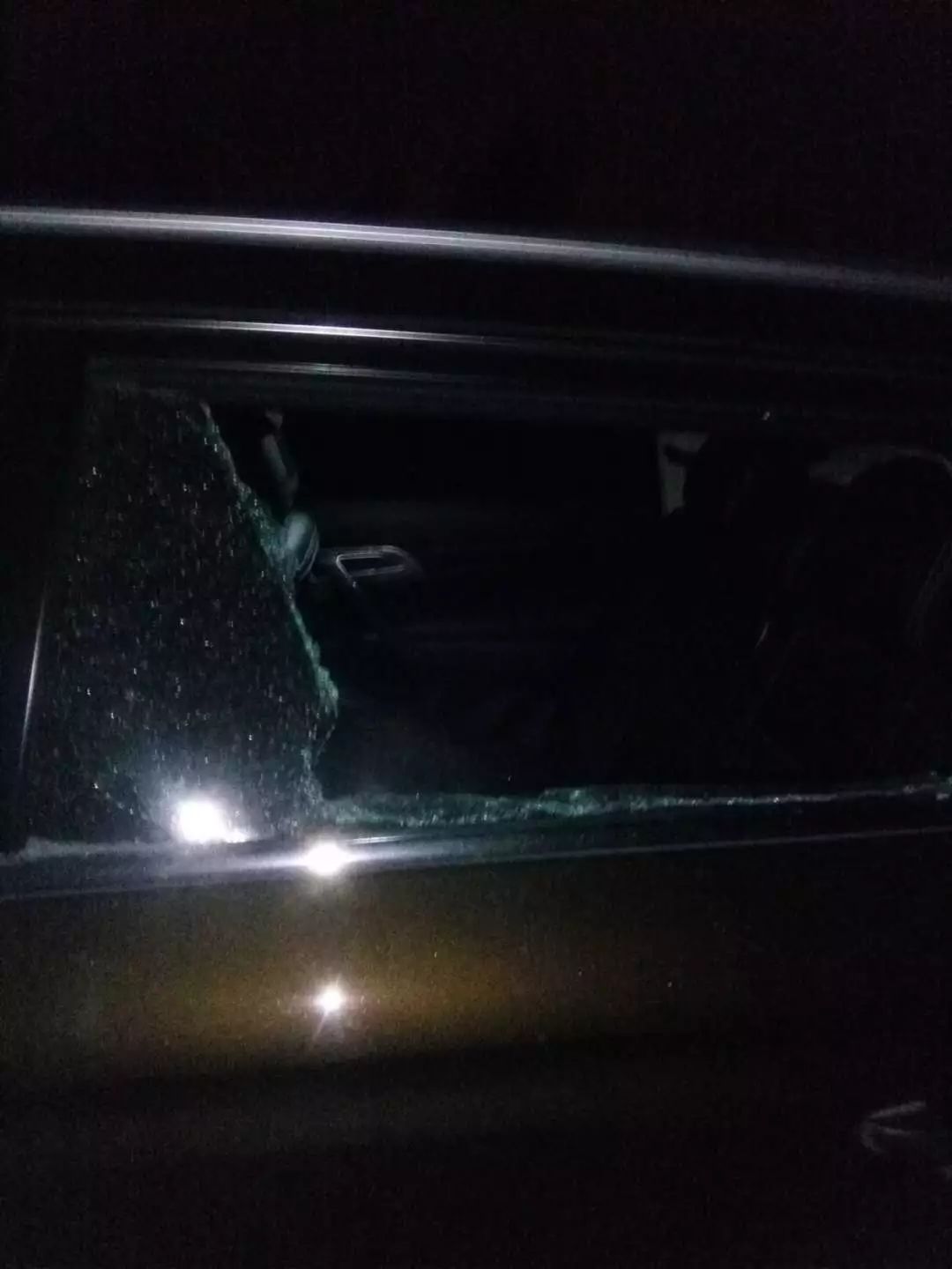 晚上车玻璃被砸图片图片