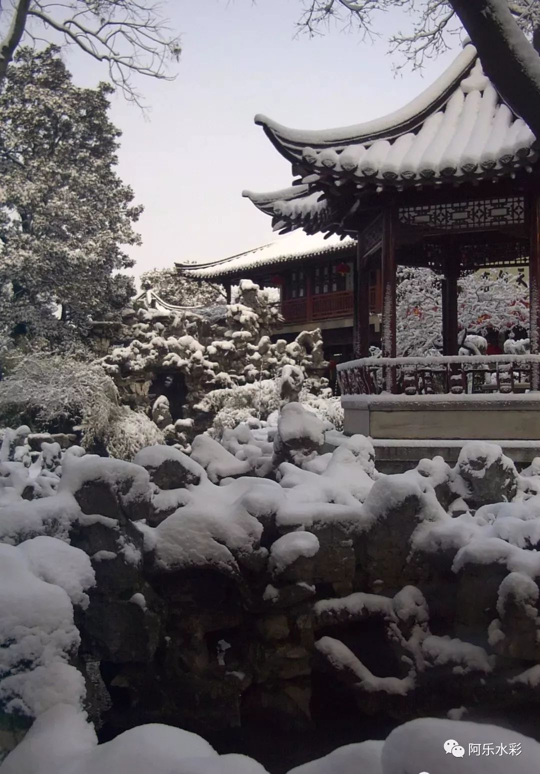 瘦西湖更像是一道又一道的河灣,蜿蜒曲折,園林建築形制多樣,亭廊臺榭