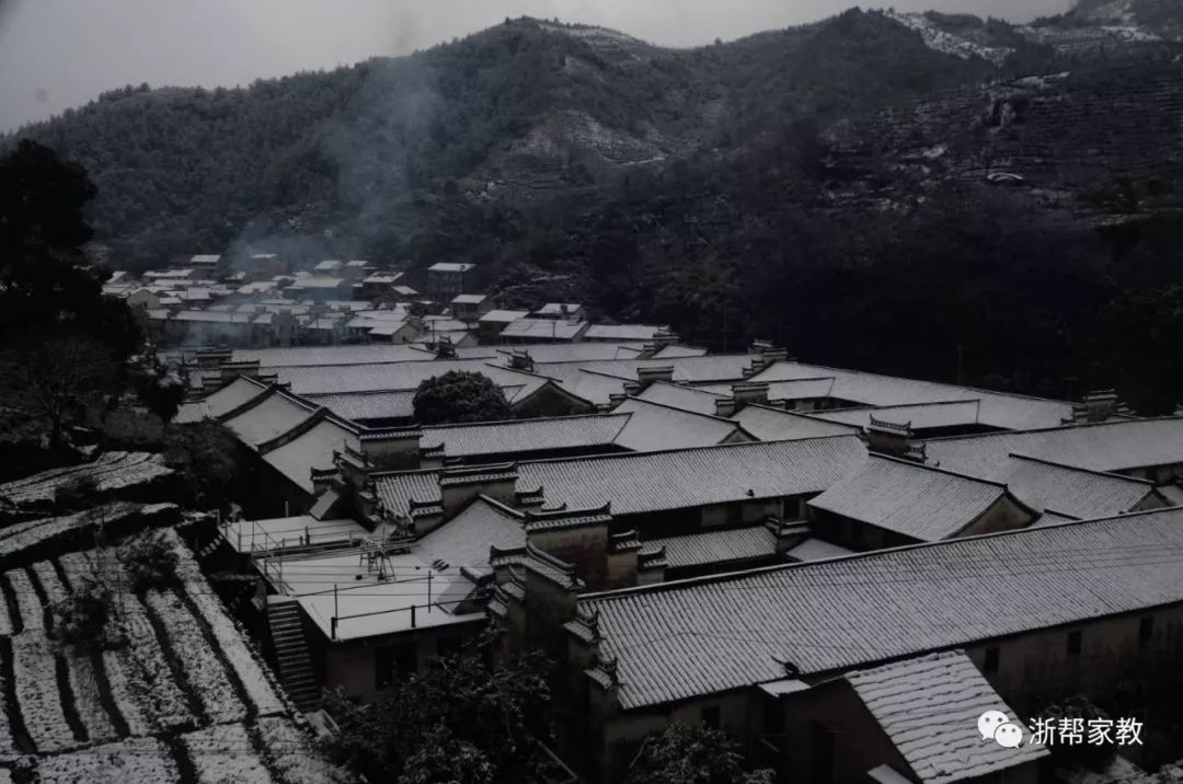 瞭望着千年的沧桑变幻(摄于新择湖·择树村)平生固守冰霜操,不与繁花